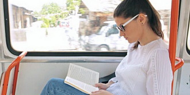 Mureş: Cărţi gratuite pentru călători, oferite prin ‘Minibiblioteca din Autobuz’