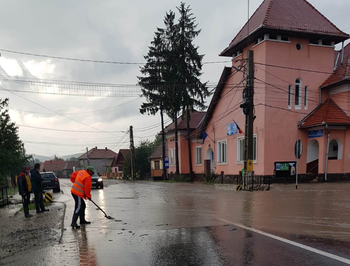 Zeci de intervenții ISU, în urma ploilor