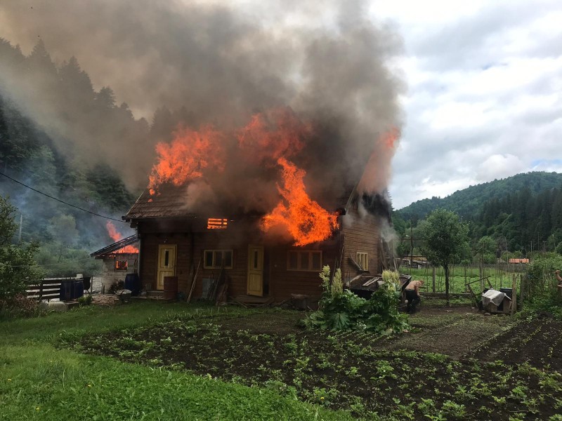 Un bărbat a fost grav rănit în urma unui incendiu la o cabană din Lunca Bradului