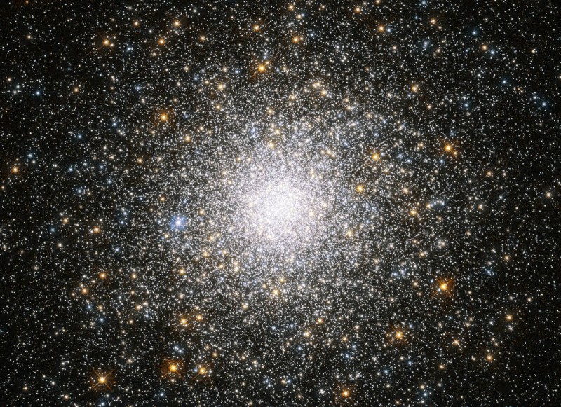 Telescopul Hubble surprinde un aglomerat roi stelar din Calea Lactee