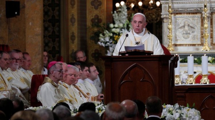 UPDATE: La Catedrala „Sfântul Iosif” din Capitală este oficiată, în prezenţa Papei Francisc, Sfânta Liturghie