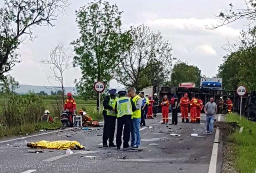 UPDATE: Două persoane și-au pierdut viața în urma unui accident rutier, produs pe DN 15, la ieșirea din Suseni