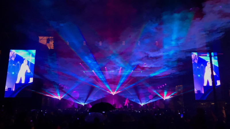 Aproape 10.000 de oameni, pe ploaie, în piaţa Summitului UE la spectacolul de folclor şi concertul Deliei