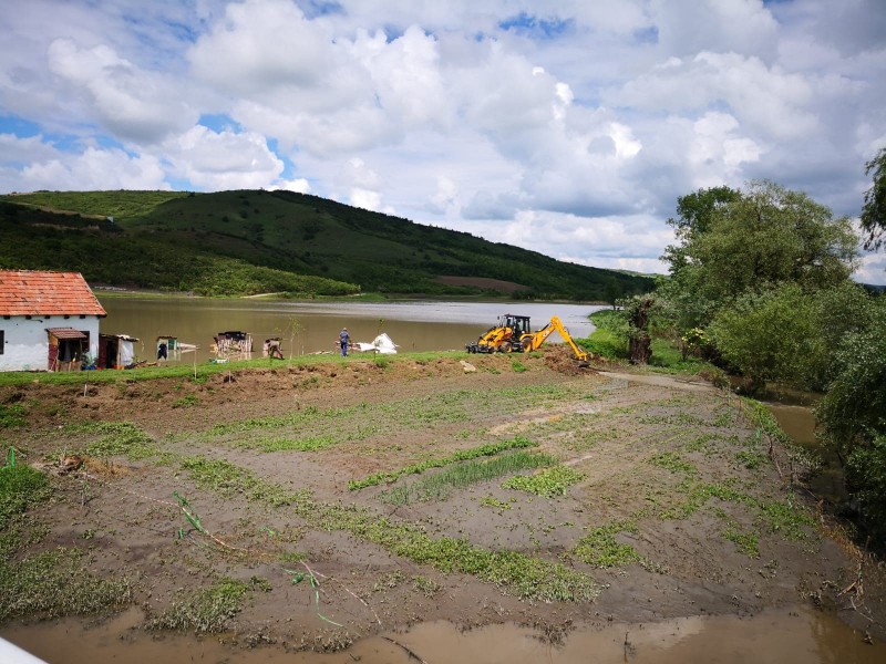 Culturile agricole se află în pericol temporar din cauza inundaţiilor şi a grindinei