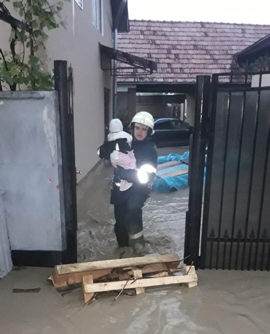Peste trei mii de pompieri au intervenit în 22 de localități