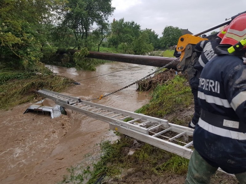 Toţi cei trei copii daţi dispăruţi, ieri, după ce au fost luaţi de o viitură în comuna prahoveană Sângeru, au fost găsiţi decedaţi