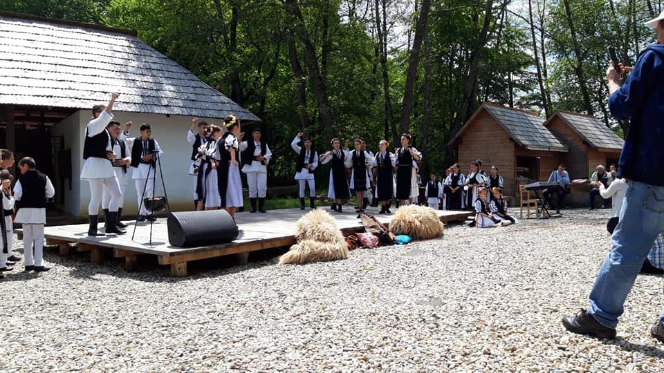 Costumul popular sărbătorit în Muzeul din Dumbrava Sibiului