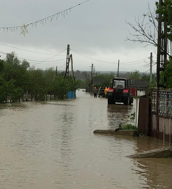 Ploile abundente şi grindina au produs pagube în mai multe judeţe