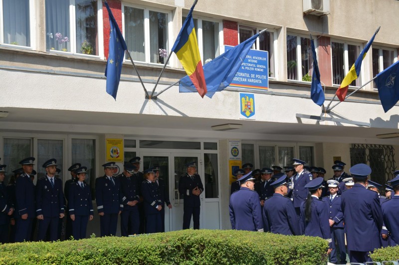 Tricolorul din faţa IPJ Harghita a fost repus pe catarg
