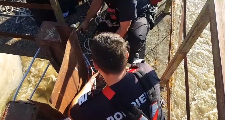 Alpiniştii de la ISU Brașov au salvat un bărbat care a rămas blocat într-o barcă pe râul Olt