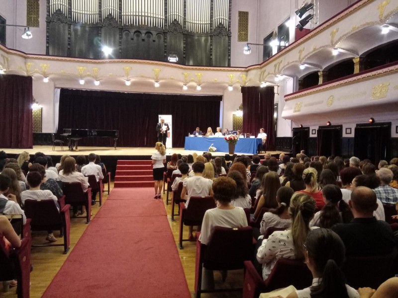 Elevii și dascălii de română merituoși, premiați astăzi la Tg.Mureș