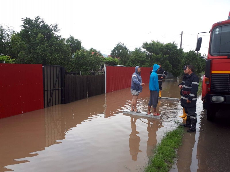 Peste 1.800 pompieri au acţionat în cele 17 judeţe afectate de inundaţii şi vijelii