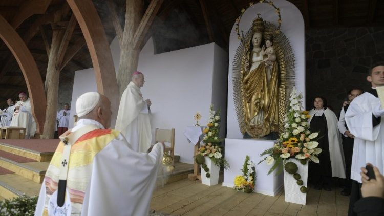 Suveranul Pontif a oferit Trandafirul de aur Sanctuarului Fecioarei Maria de la Şumuleu Ciuc
