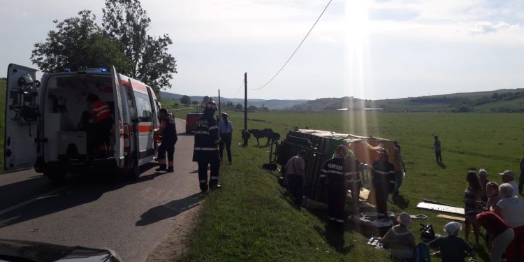 Sibiu: Nouă cetăţeni străini, răniţi după ce s-au răsturnat cu o căruţă