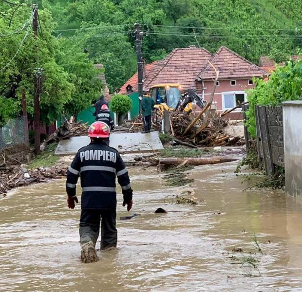 Peste 200 de persoane au fost ajutate de angajaţii MAI, pe fondul fenomenelor meteo