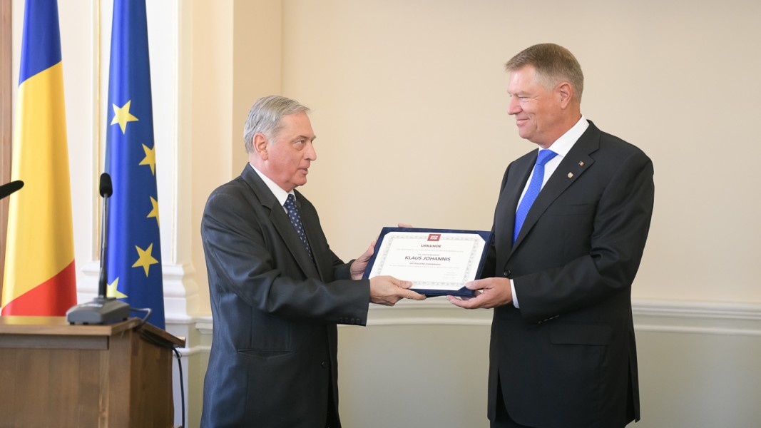 Preşedintele Klaus Iohannis, decorat de Forumul Democrat al Germanilor din România
