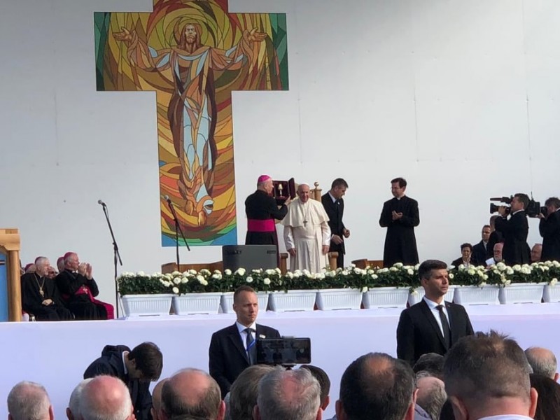 Papa Francisc pleacă de la Iaşi, oraş în care a vizitat Catedrala romano-catolică ‘Sfânta Maria Regină’ şi a avut o întâlnire mariană cu tinerii şi cu familiile în Piaţa Palatului Culturii