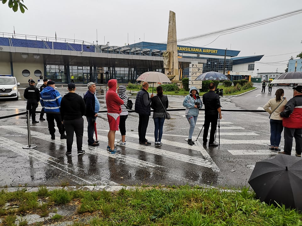 Zeci de târgumureșeni l-au așteptat ore întregi în ploaie pe Papa Francisc la aeroport
