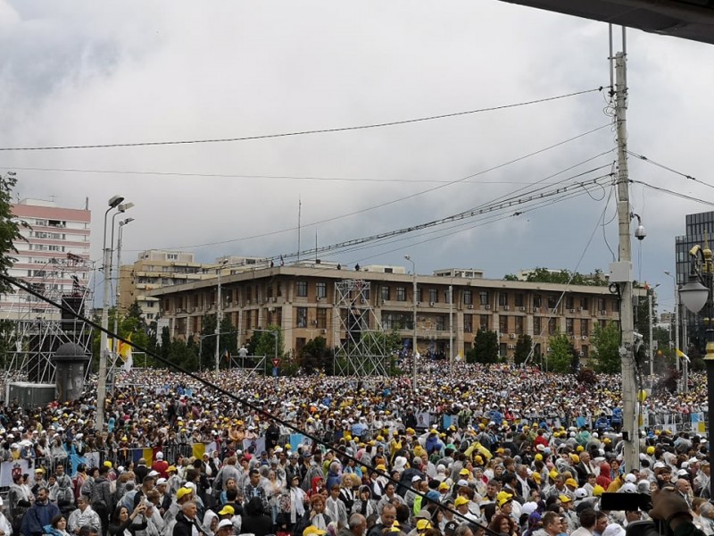 Suveranul Pontif a ajuns la Iaşi, unde îl aşteaptă peste 60.000 de credincioşi Suveranul Pontif a ajuns la Iaşi, unde îl aşteaptă peste 60.000 de credincioşi
