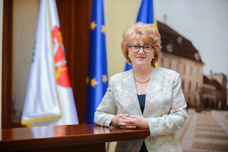 Fostul primar al municipiului Sibiu, Astrid Fodor, încearcă să revină în funcţie