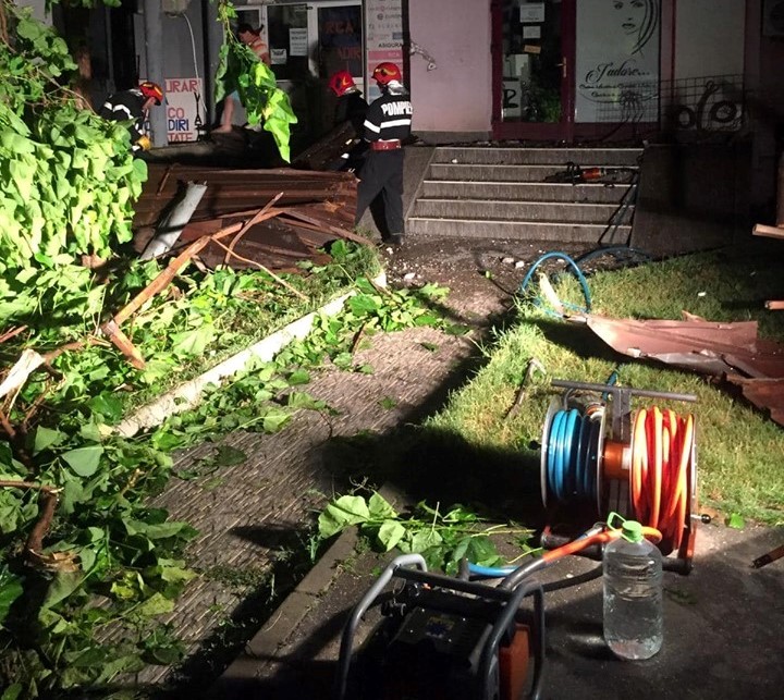 Pagube în 26 de localităţi, din cauza vântului puternic Pagube în 26 de localităţi, din cauza vântului puternic