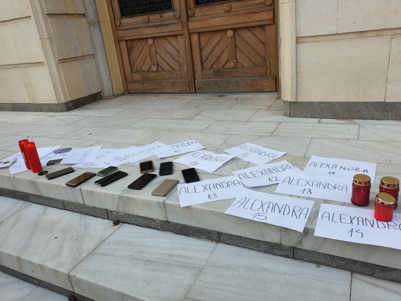 Zeci de oameni au ieşit în stradă, în marile oraşe ale ţării, nemulţumiţi de modul în care au intervenit autorităţile în cazul fetelor ucise