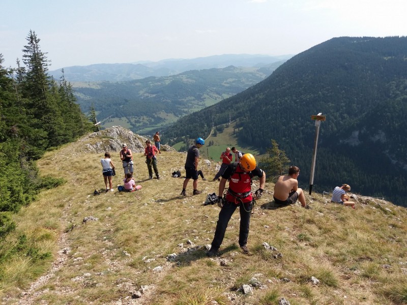 Sute de copii îşi petrec vacanţa de vară în natură, alături de salvatorii montani harghiteni
