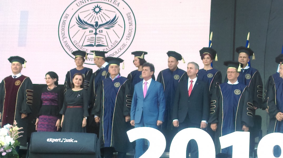 Prima promoție UMFST Tg. Mureș, la festivitatea de absolvire