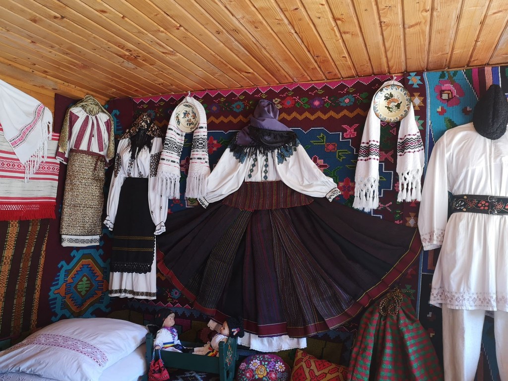 Consiliul Judeţean Harghita sprijină achiziţia de costume populare şi elemente de port popular Consiliul Judeţean Harghita sprijină achiziţia de costume populare şi elemente de port popular