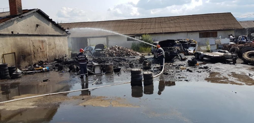 Incendiu la Toplița la un centru de colectare a fierului vechi