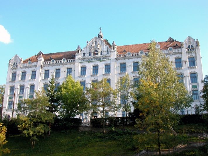 Echipe de liceeni din Harghita încep sesiunea de procese simulate într-o sală de judecată reală