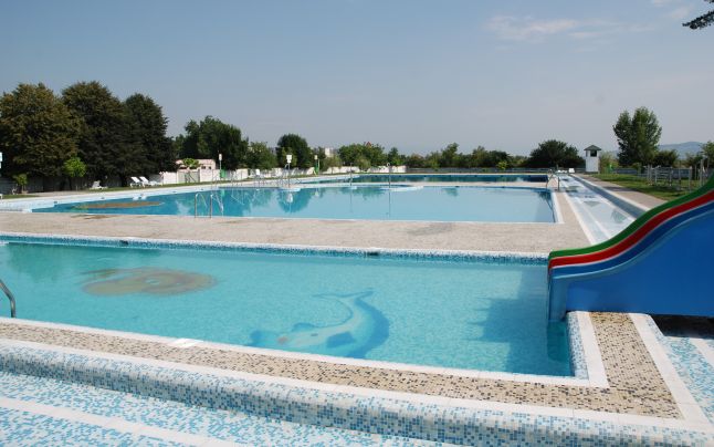Piscină din Reghin, amendată din cauza calității apei