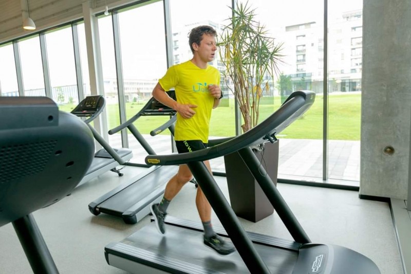 Robert Hajnal, cel mai bun ultramaratonist roman, va alerga 12 ore pe bandă, pentru pacienții Hospice