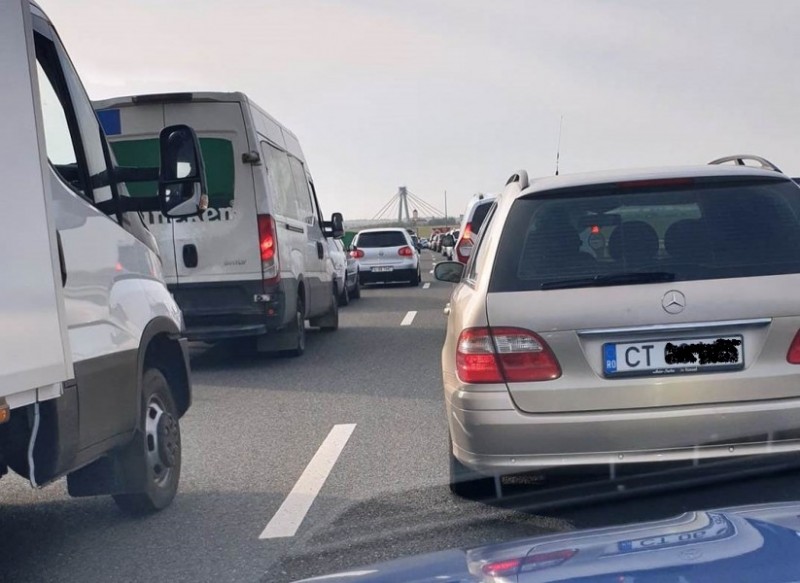 Coloane de maşini în mai multe zone pe DN 1