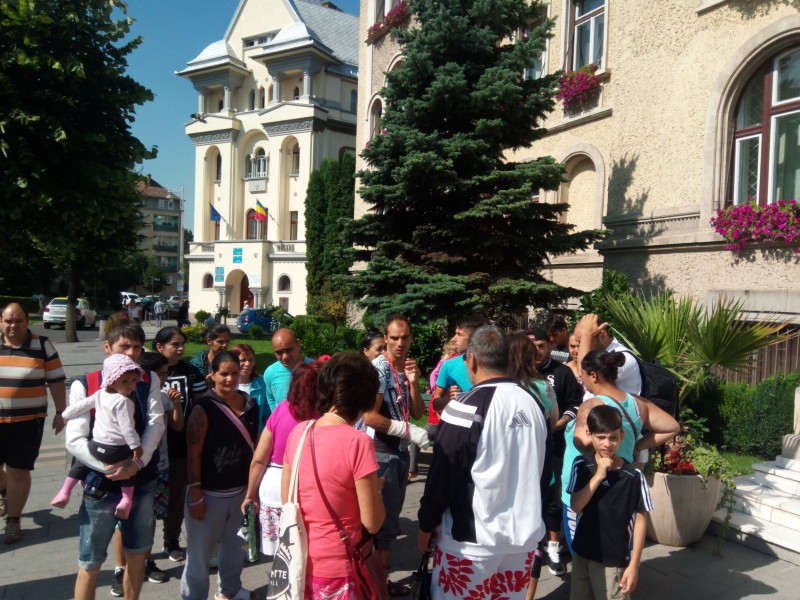 Peste 30 de locatari ai Azilului de noapte din Tg.Mureș au protestat azi în fața Primăriei Tg.Mureș
