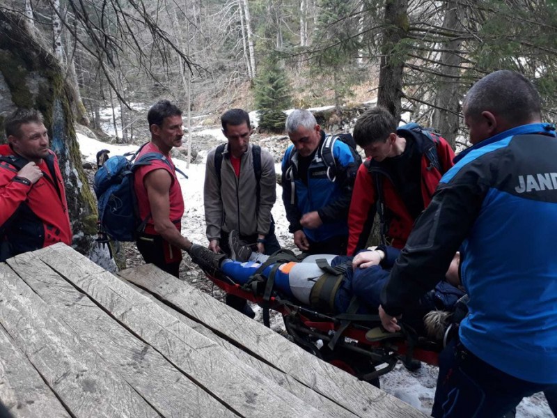 Pompierii harghiteni au intervenit pentru recuperarea unui copil rănit pe Valea Vârghișului