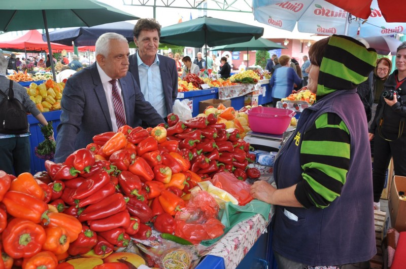 Ministrul Agriculturii s-a întâlnit cu producătorii care vând în Piața Cuza Vodă din Târgu Mureș