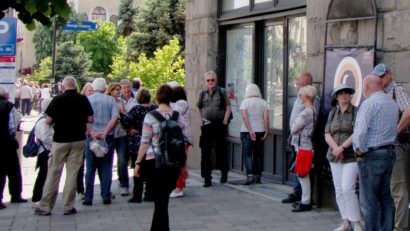Trei din patru români se arată neîncrezători că noul guvern va gestiona corect veniturile suplimentare obţinute din modificările fiscale