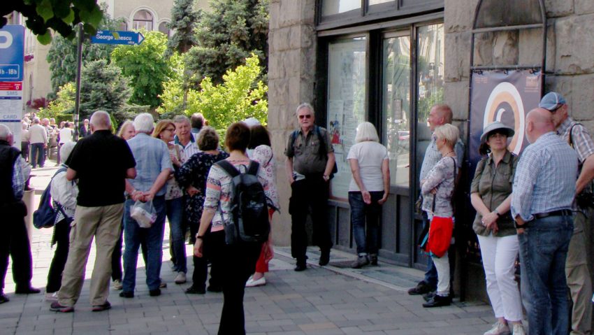 Trei din patru români se arată neîncrezători că noul guvern va gestiona corect veniturile suplimentare obţinute din modificările fiscale Trei din patru români se arată neîncrezători că noul guvern va gestiona corect veniturile suplimentare obţinute din modificările fiscale