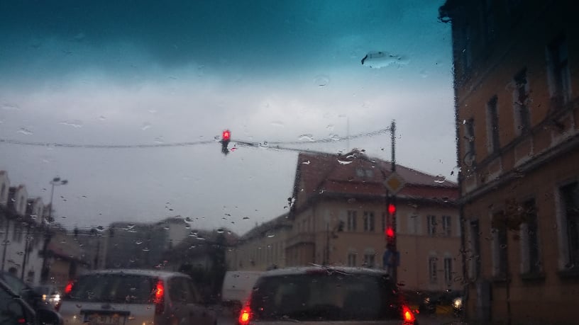 Cod galben de averse torenţiale şi descărcări electrice în jumătate de țară