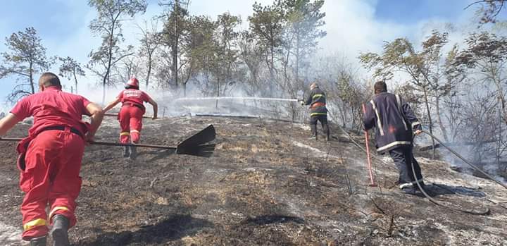Continuă acţiunea de stingere a incendiului din zona Gheorgheni
