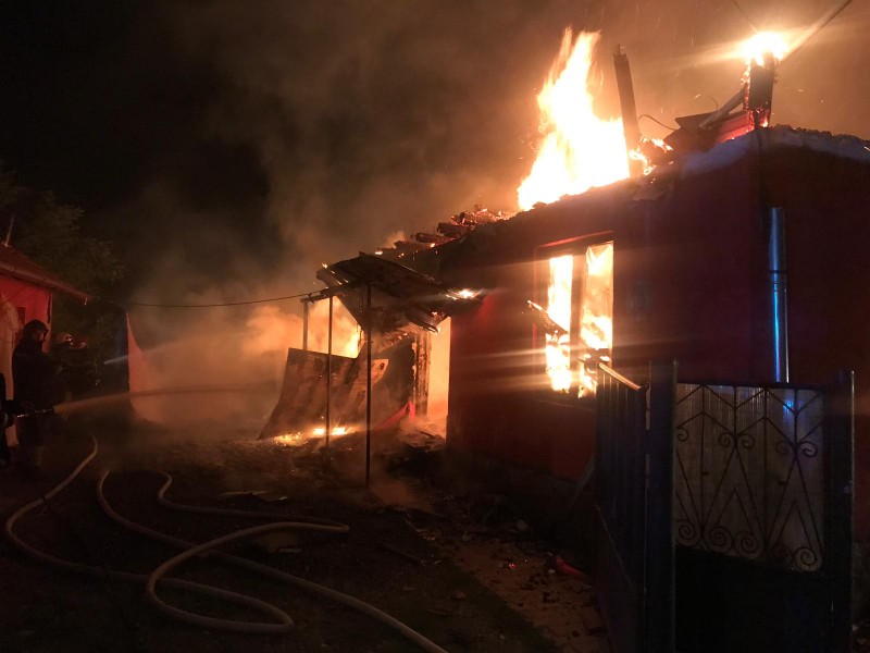 O casă din Hodac a ars în totalitate