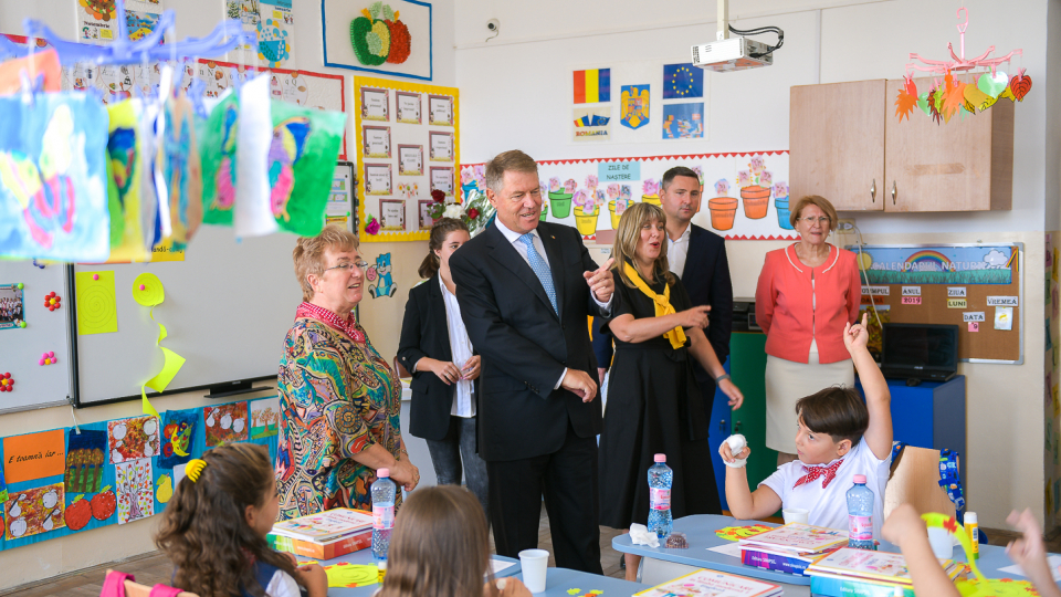 Iohannis: Unii politicieni se tem de şcoală