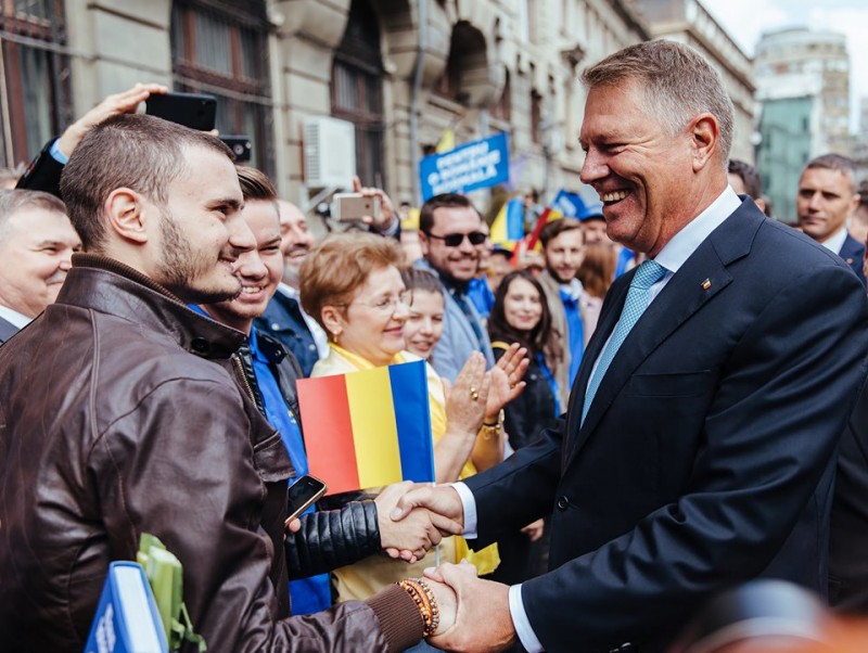 Klaus Iohannis și-a depus candidatura la președinție Klaus Iohannis și-a depus candidatura la președinție