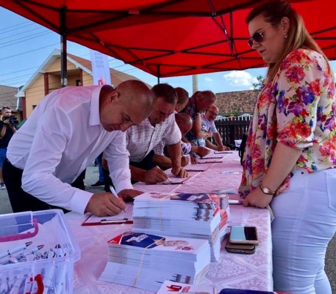 Un cort PSD, unde se strâng semnături pentru susţinerea candidatului la preşedinţie, vandalizat la Brașov Un cort PSD, unde se strâng semnături pentru susţinerea candidatului la preşedinţie, vandalizat la Brașov