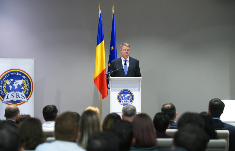 Preşedintele Klaus Iohannis critică frecventele schimbări de legislaţie din domeniul economiei
