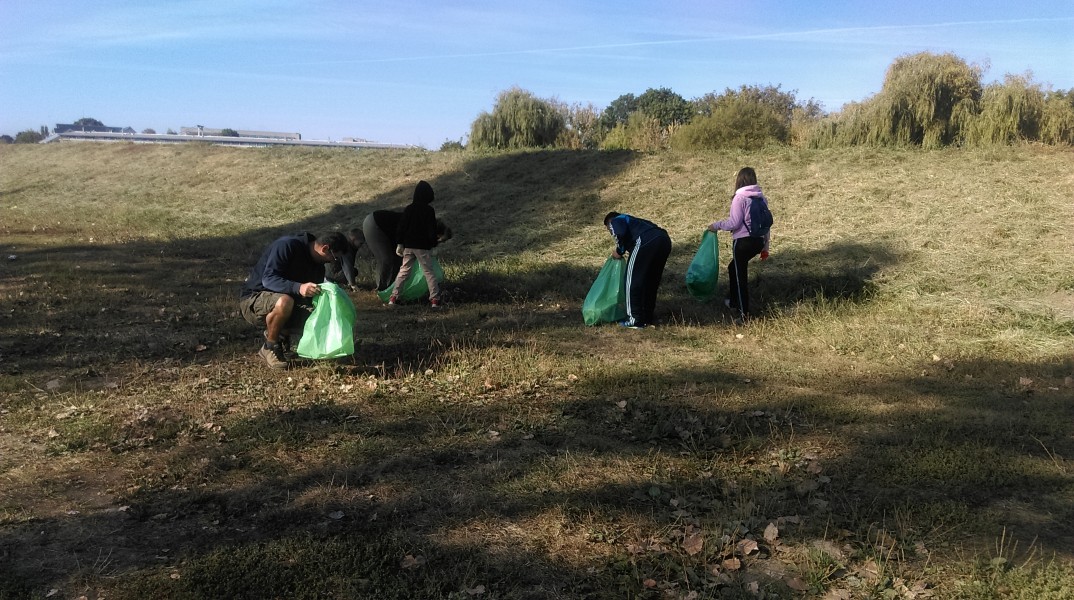 Peste 180.000 de voluntari au participat la Ziua de Curăţenie Naţională Peste 180.000 de voluntari au participat la Ziua de Curăţenie Naţională
