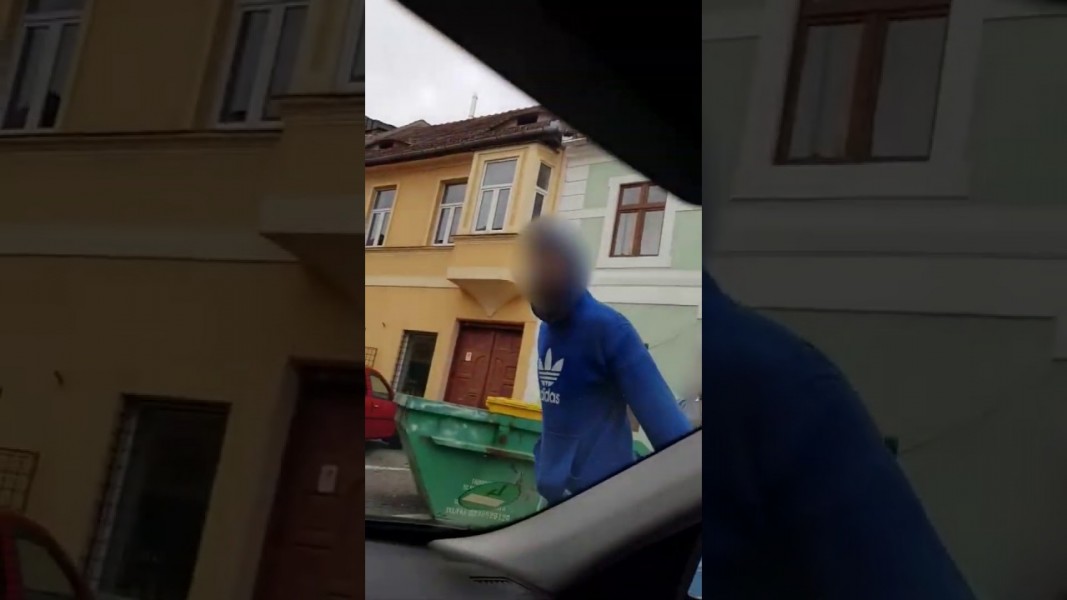 Un şofer a sunat la 112 şi s-a plâns că a fost ameninţat în trafic de un bărbat cu un târnăcop în mână