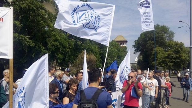 Sute de oameni protestează în fața guvernului