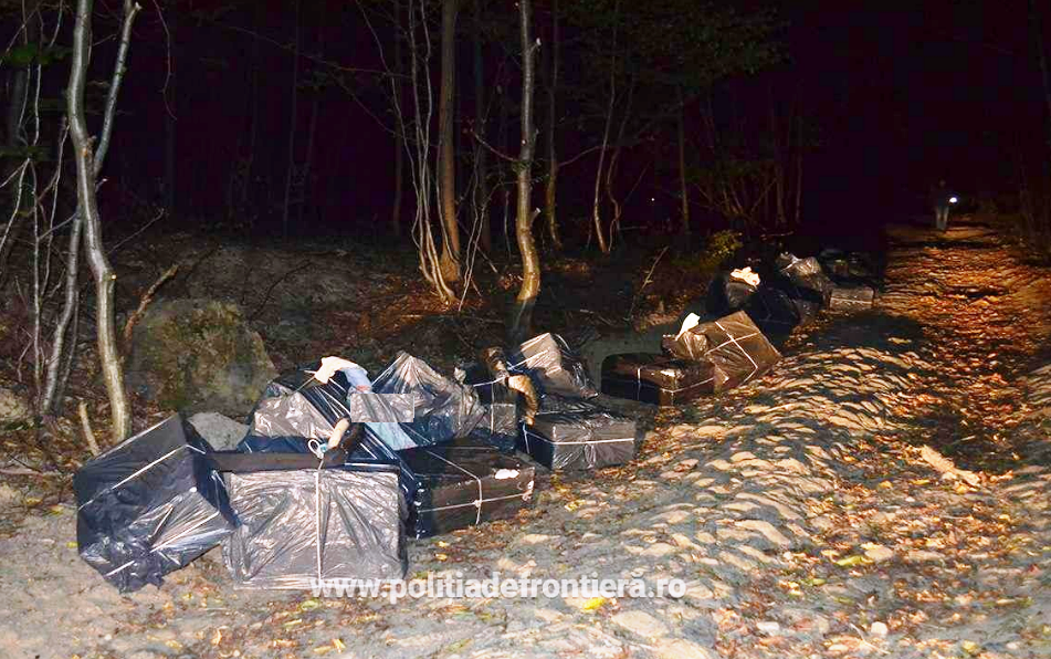 Colete cu ţigări de contrabandă, găsite într-o pădure, la graniţa cu Ucraina